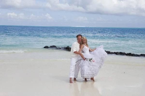 Marié Mariée Sur Plage Tropicale — Photo