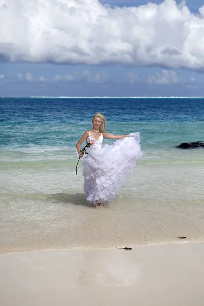 Giovane Bella Donna Lungo Abito Sposa Bianco Corre Lungo Bordo — Foto Stock