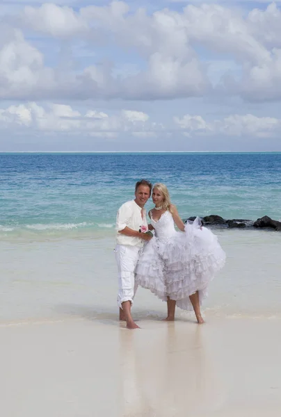 Groom Bride Tropical Beach — Stock Photo, Image