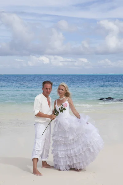 Groom Bride Tropical Beach — Stock Photo, Image