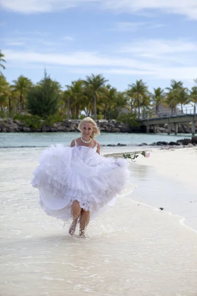 Jeune Belle Femme Dans Une Longue Robe Mariée Blanche Court — Photo