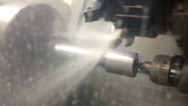 O torno com o CNC processa um cortador um detalhe de aço. No processamento de um líquido de esfriamento de detalhe usa-se — Vídeo de Stock