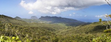 Mauritius. Yağmur ormanları ve bulutta gökyüzü ile Highland panorama
