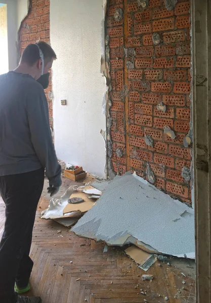 Repair Home Young Man Knocks Old Soviet Era Plasterboard Slabs — Stock Photo, Image