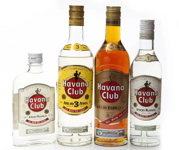 Saint-Petersburg, Rusya- 16 Şubat 2013 Küba'da üretilen beyaz ve koyu rom Havana Club ile farklı boyutlarda ve şekiller şişeleri