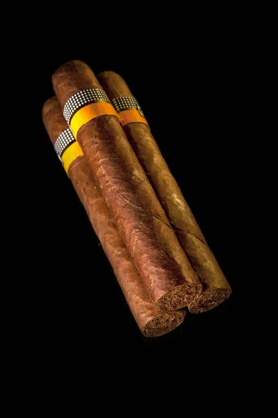 Gerollte Zigarren Aus Einem Tabakblatt Auf Schwarzem Hintergrund Kleine Schärfentiefe — Stockfoto