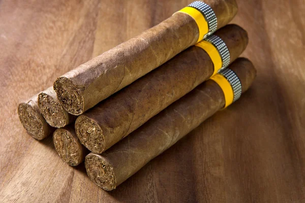 卷雪茄从烟叶上的木制背景 小深度的锐度 — 图库照片
