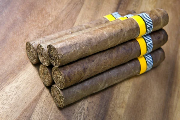 Cigarros Enrollados Una Hoja Tabaco Sobre Fondo Madera Pequeña Profundidad — Foto de Stock