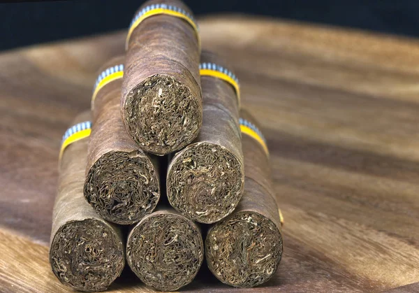 Gedrehte Zigarren Aus Einem Tabakblatt Auf Einem Hölzernen Hintergrund — Stockfoto
