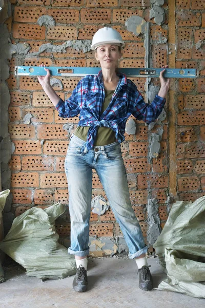 Mujer Joven Ropa Trabajo Casco Protección Encuentra Junto Una Pared — Foto de Stock