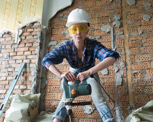 Jovem Mulher Roupas Trabalho Com Capacete Protetor Uma Broca Martelo — Fotografia de Stock