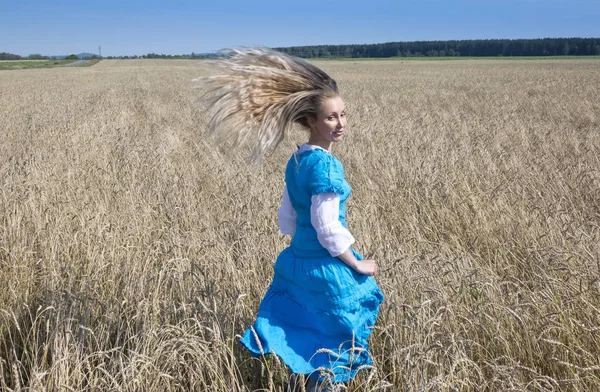 Femeie Tânără Zveltă Într Rochie Albastră Strălucitoare Păr Blond Lung — Fotografie, imagine de stoc