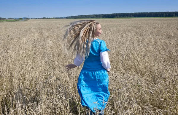 Smukła Młoda Kobieta Jasnej Niebieskiej Sukni Długimi Blond Włosy Trzepotanie — Zdjęcie stockowe