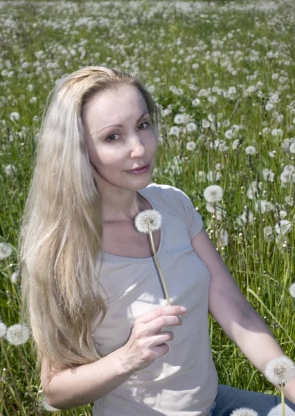 Attraktive Frau Mit Langen Blonden Haaren Hält Ihren Händen Einen — Stockfoto