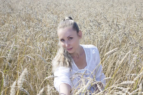 Retrato Una Hermosa Joven Una Blusa Blanca Con Pelo Largo —  Fotos de Stock