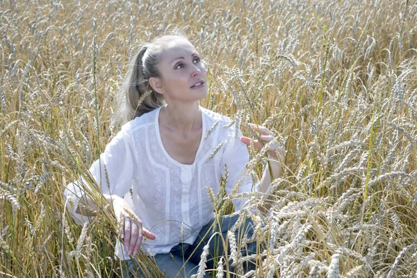 Porträt Einer Schönen Jungen Frau Weißer Bluse Mit Langen Blonden — Stockfoto