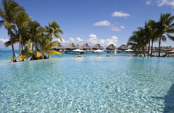 Polinesia Francesa Bungalows Sobre Agua Playa Arena Con Palmeras Piscina — Foto de Stock