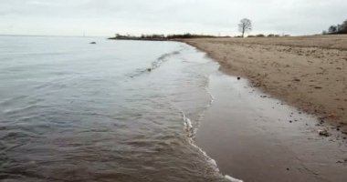 Kumlu plaj ve Finlandiya Körfezi kıyısında drone görünüm, ufukta St Petersburg bölgeleri