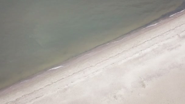 Blick Von Der Drohne Auf Den Sandstrand Und Die Küste — Stockvideo