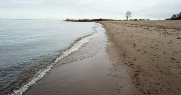 Widok Drona Piaszczystej Plaży Wybrzeża Zatoki Fińskiej Horyzoncie Dzielnic Sankt — Wideo stockowe