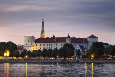 Riga, Letonya. Daugava Nehri üzerindeki kalenin gece manzarası