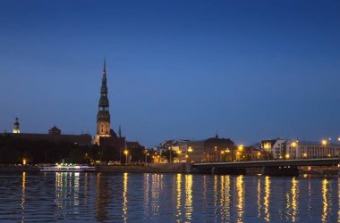 Riga, Letonya. Daugava Nehri boyunca gece şehir görünümü