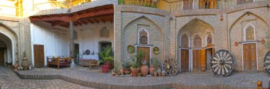 geleneksel renkli özbek arnavut kaldırımlı courtyar