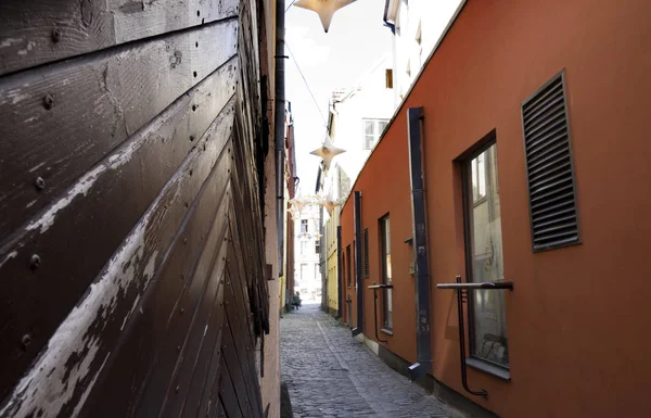 ラトビア リガ旧市街の舗装石のある狭い通り — ストック写真