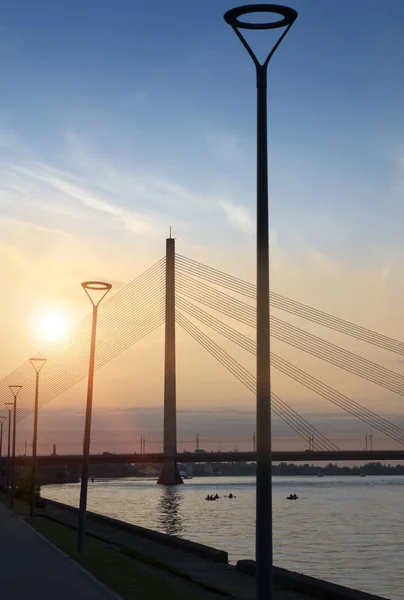 Riga Letonia Puente Colgante Vansu Sobre Río Daugava Por Noche —  Fotos de Stock