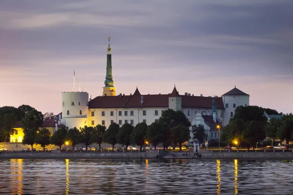Riga Lettland Nachtansicht Der Burg Über Den Fluss Daugava — Stockfoto