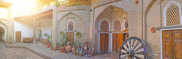 geleneksel renkli özbek arnavut kaldırımlı courtyar