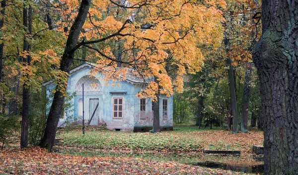 Старый Голубой Разрушенный Дом Реки Осеннем Парке Яркой Листвой — стоковое фото