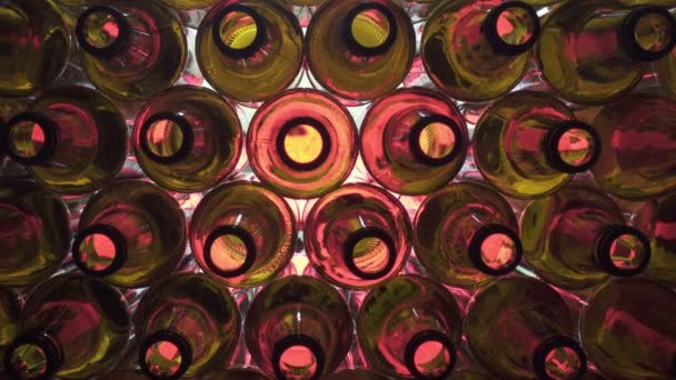 Dolly zoom, Dolly zoom, Garrafas de cerveja castanhas vazias, a vista superior no fundo de destaque vermelho — Vídeo de Stock