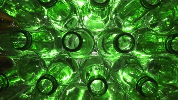 Puste zielone butelki po piwie, widok z góry na białe tło, Dolly shot — Wideo stockowe