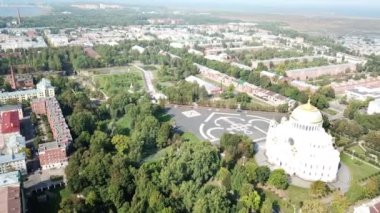 Yakornaya Meydanı 'ndan Kronstadt' taki Saint Nicholas Donanma Katedrali 'ne ait bir Rus Ortodoks, Orta Liman ve Petrovsk Park Kronstadt Rusya' dır.