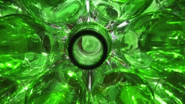 Dolly zoom, botellas de cerveza verde vacías, la vista superior sobre un fondo blanco — Vídeo de stock