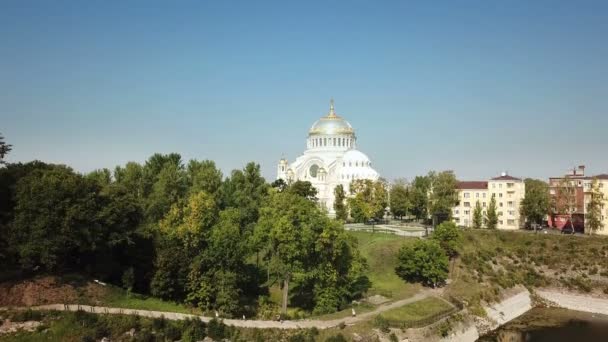 Top view drone from Yakornaya Square onThe Naval cathedral of Saint Nicholas in Kronstadt is a Russian Orthodox , Kronstadt Russia — Stock Video