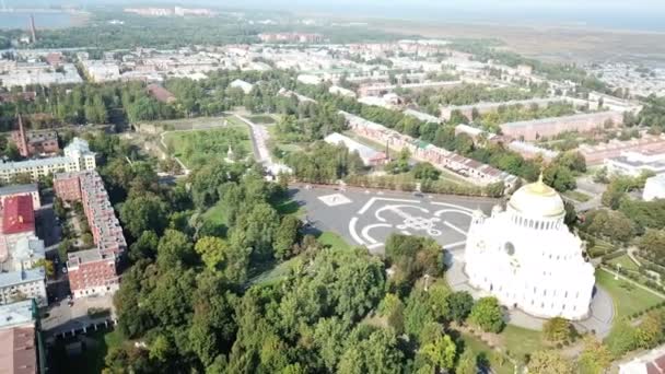 Horní pohled dron z náměstí Jakornaja na Námořní katedrále svatého Mikuláše v Kronstadtu je ruský ortodoxní, Střední přístav a Petrovsk Park Kronstadt Rusko — Stock video