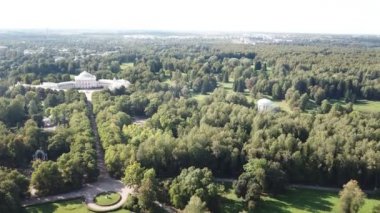 İHA 'dan Pavlovsk Sarayı' na, 18. yüzyılda Rusya İmparatorluğu 'nun Dostluk Tapınağı Pavlovsk Parkı' nın rotunda köşkü Rusya Slavyanka Nehri 'nin kıvrımında inşa edilmiştir.