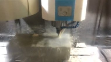 Cnc ile frezeleme makinesi bir değirmen çelik detay işler. Bir detay soğutma sıvısının işlenmesinde kullanılır