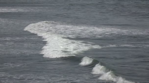 A costa do mar tropical em dia ensolarado, Ondas correm na costa com pedras pretas, Movimento lento — Vídeo de Stock