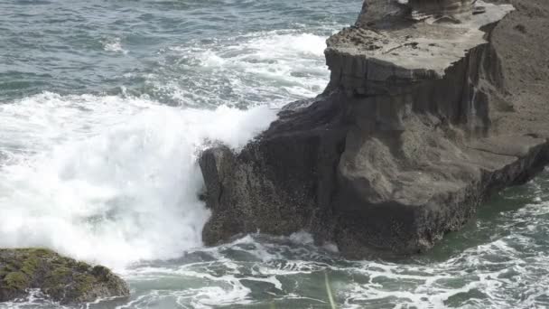 A costa do mar tropical em dia ensolarado, Ondas correm na costa com pedras pretas, Movimento lento — Vídeo de Stock