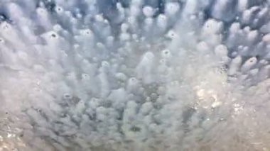 Beyaz sıvı bardaktan aşağı süzülür, sıvıyı kesmek bir tür soğutucu ve kayganlaştırıcıdır.