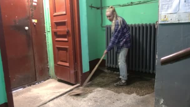 청바지와 셔츠를 자들이 아파트의 엘리베이터 계단에서 바닥을 노동자 이민자들의 청소를 — 비디오