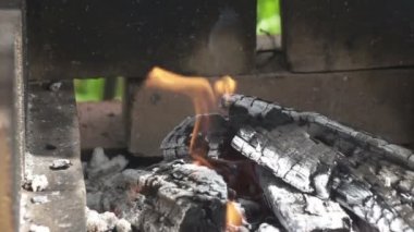 Caddedeki brazier 'da yanan ahşap kütükler, kır evindeki sokak mangasında yanan ahşap raflar, açık ateşte barbekü hazırlığı, barbekü, ağır çekim...,