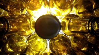 Boş kahverengi bira şişeleri, beyaz arka plandaki üst görünüm, Dolly zoom