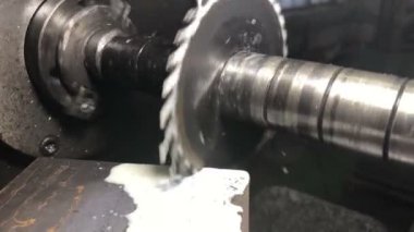 Metal işliyor. Disk sökülebilir değirmen evrensel yatay değirmen makinesinin detaylarını kesiyor. Kesme işlemi büyük bir titreşimle gerçekleşiyor.