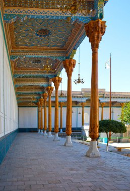 Naqshbandi Anıtı 'ndaki parlak sütunları ve boyalı tavanları olan bina: Özbekistan' ın Buhara kenti yakınlarındaki hac alanı