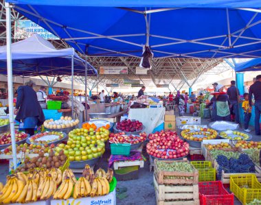 BÜKHARA, UZBEKISTAN - 23 Eylül 2015: Buhara 'nın eski kesimindeki pazarı, sıra sıra meyve ve sebze