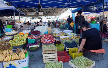 BÜKHARA, UZBEKISTAN - 23 Eylül 2015: Buhara 'nın eski kesimindeki pazarı, sıra sıra meyve ve sebze